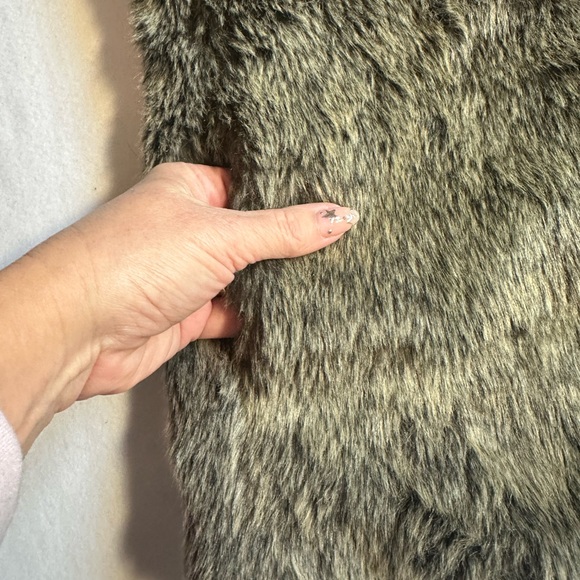 Talula Faux Fur Vest Women's Medium Gray Plush Cozy Sleeveless Layering Piece - Picture 3 of 8